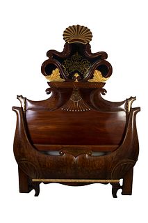 Cabezal de cama isabelina en madera de caoba con marquetería en latón y nácar. España, hacia 1880.