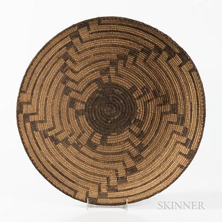 Large Pima Basketry Tray, early 20th century, with small flat bottom, and high, sloping sides, with dark center and overall radiating f