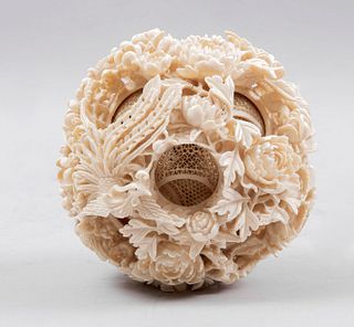 Esfera de Cantón. Origen oriental. Siglo XX. En talla de marfil. Decorada con elementos calados, geométricos, vegetales, florales.