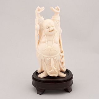 Buda-Hottei. China. Siglo XX. En talla de marfil. Con base de madera entintada. 18 x 8 x 6 cm