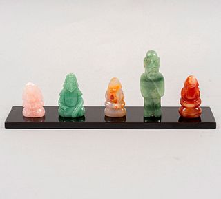 Lote 5 figuras decorativas con base. China y México, siglo XX. Tallas en cuarzo de colores con base rectangular ebonizada.