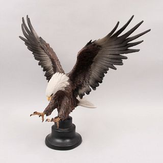 Águila. Siglo XX. Elaborada en pasta. Con base color negro. 50 x 46 x 26 cm