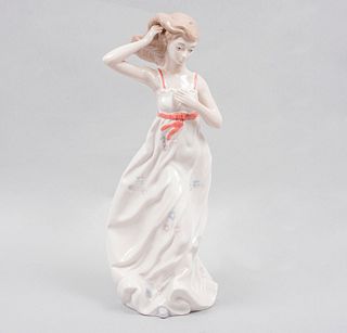 Figura de niña. España, siglo XX. Elaborada en porcelana NADAL acabado brillante. 40 cm de altura