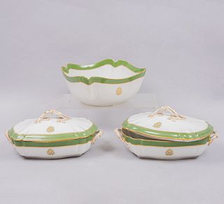 Lote de 3 platos para servicio. Francia, sXX. En porcelana Alfred Hache & Co. 2 con tapas. Decorados con cenefa verde y esmalte dorado.