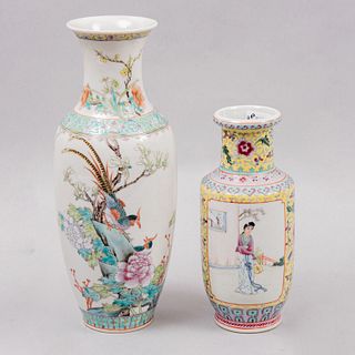 Lote de 2 jarrones. China. Siglo XX. Elaborados en porcelana. Uno sellado. Decorados con elementos vegetales, florales y aves.