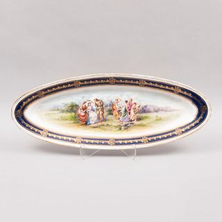 Platón. Italia. Siglo XX. Diseño oval. En porcelana Pauly & Co. Decorado con reproducción de la obra de Angelica Kauffmann.
