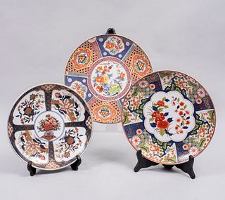Lote de 3 platones decorativos. Japón, siglo XX. Elaborados en porcelana tipo IMARI con enfilados en esmalte dorado con bases.