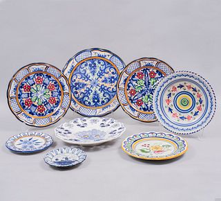 Lote de 8 platos decorativos. España y Holanda, años 80. Unos elaborados en cerámica PLATART SL y porcelana DELFT.