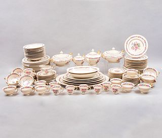 Servicio de vajilla. EUA, siglo XX. Elaborado en porcelana CASTLETON con detalles en esmalte dorado. Modelo MANOR. Piezas: 120