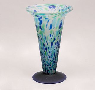 Florero. Siglo XX. Elaborado en cristal. Decorado con motivos azules y verdes. 28 x 17.5 cm