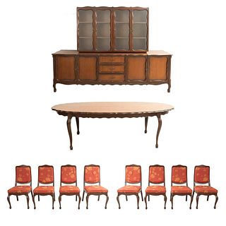 Comedor. México. SXX. Van Beuren. En talla de madera. Consta de: Mesa, 8 sillas, vitrina. 174 x 241 x 48 cm (mayor) Piezas: 10