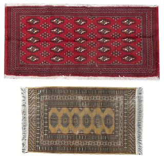 Lote de 2 tapetes. Siglo XX. Estilo bokhara. Elaborados en fibras de lana y algodón. Decorados con motivos geométricos.