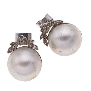 Par de aretes con medias perlas y diamantes en plata paladio. 2 medias perlas cultivadas cultivadas color gris de 15 mm. 24 diam...