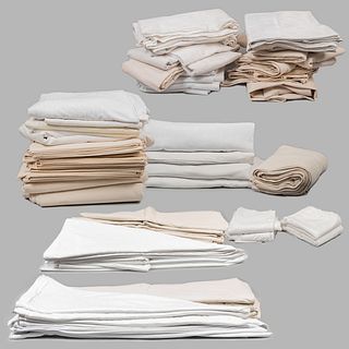 Lote de servilletas, manteles, cubre manteles y bajo manteles. Siglo XX. Diferentes diseños. Elaborados en tela. Piezas: 104
