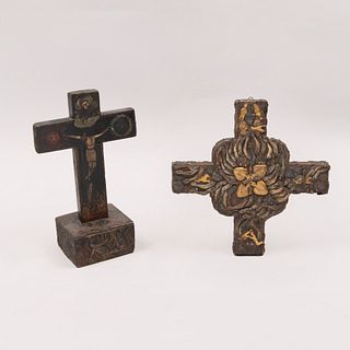 Lote de 2 cruces. Siglo XX. Consta de: Cruz de milagros. Elaborada en madera con aplicaciones de metal. 22 x 22 cm. Otra.