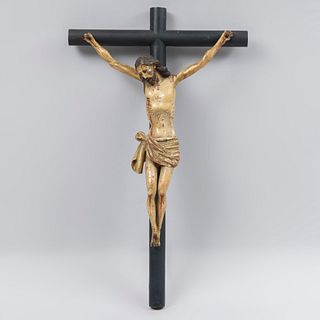 Cristo en la Cruz. Siglo XX. Talla en madera estucada y policromada con cruz latina posterior. Detalles de conservación, falta...
