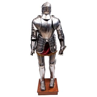 Armadura. Siglo XX. Estilo Medieval. Elaborado en metal pulido, artículado, remachado, soldado, otros. 176 cm de altura