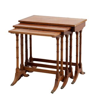 Juego de mesas nido. Siglo XX. En talla de madera. Consta de 3 mesas. Con cubiertas rectangulares, fustes anillados.