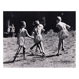 DAVID SEYMOUR "Amputee Children playing soccer", 1949 Huecograbado Sin enmarcar Con certificado de autenticidad. 14.5 x 18.7 cm