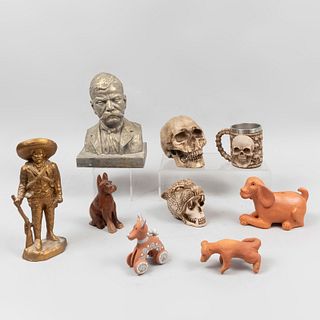Lote mixto de 9 piezas. SXXI En resina, barro, yeso y madera. Uno marca Arzolike. Consta de: busto de Emiliano Zapata, otros. Pzs: 9