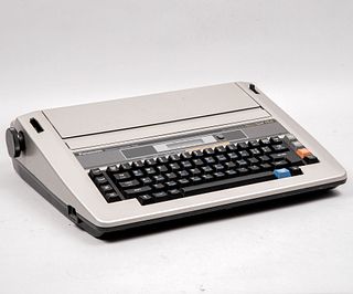 Máquina de escribir electrónica. Japón. Siglo XX. Elaborada en material sintético. Marca Panasonic. Modelo KX-R545.