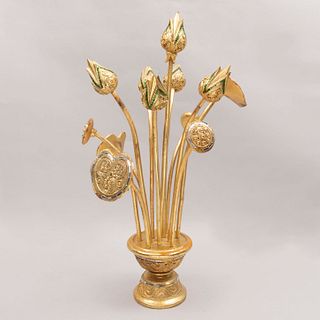 Centro de mesa. Diseño de flores de loto. India. Siglo XX. Elaborado en madera dorada. Decorado con teselas.