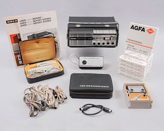 Lote equipo de grabación. Alemania. Años 70. En baquelita y metal. Consta de: Grabadora UHER y par de micrófonos Sennheiser.
