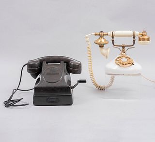 Lote de 2 teléfonos de mesa. Suecia y Korea, siglo XX. Uno Marca LM ERICSSON. Modelo DAH 13001. En baquelita, otro.