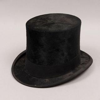 Sombrero de Tardan copa Walton. México, siglo XX. Elaborado en textil color negro, tafilete de vinyl, toquilla y ribete de poliéster.
