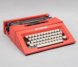 Máquina de escribir. Italia. Años 80. Marca Olivetti. Modelo Lettera 30. Estructura de resina y metal. Color rojo. Mecanismo manual.