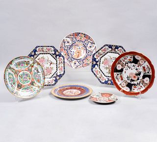 Lote de 7 platos. Japón, Alemania y China, siglo XX. Estilos Imari y Familia Rosa. Elaborados en porcelana Joseph Kuba y otros.