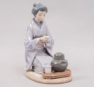 Geisha preparando té. España. 1981. Elaborado en porcelana Lladró. Acabado brillante. 21 x 12 x 18 cm
