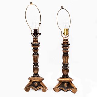 Par de lámparas de mesa. Siglo XX. Elaboradas en madera estucada y dorada. Electrificadas para una luz cada una. 73 x 20 x 20 cm