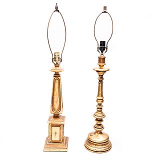 Lote de 2 lámparas de mesa. Siglo XX Elaboradas en madera estucada y dorada. Para una luz cada una. Una con fuste a manera de estípite.