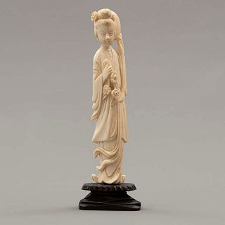 Geisha. Origen oriental. Siglo XX. En talla de marfil. Con base de madera. 15.5 x 3.5 x 2.5 cm