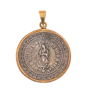 Medalla en plata .925 y oro amarillo de 14k. Imagen de S.S. Juan Pablo II y Virgen de guadalupe. Peso: 7.1 g.