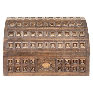COFRE. MÉXICO, PRIM. MITAD DEL S. XX. Madera decorada con casetones sobre cobre. En la parte inferior está marcado: "TAXCO". 23x38x24cm