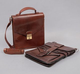 Lote de 2 bolsos para hombre. Italia, otro. Siglo XX. Elaborados en piel color marrón. Con broche y hebilla de metal.