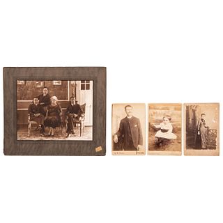Lote de 4 fotografías. Sin enmarcar Consta de: a) Retrato de dama. Ca. 1888 Plata sobre gelatina. Otras.
