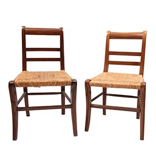 Par de sillas. Siglo XX. En talla de madera. Con respaldos escalonados, asientos de palma y chambrana en caja.