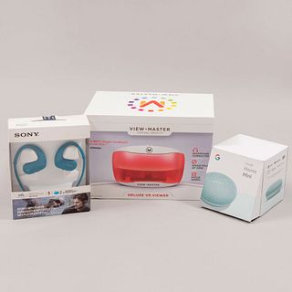 Lote de equipo electrónico. SXXI Consta de: Home mini Google, Audífonos inalámbricos Sony y View-Master Mattel. Nuevos, abiertos. Pz: 3