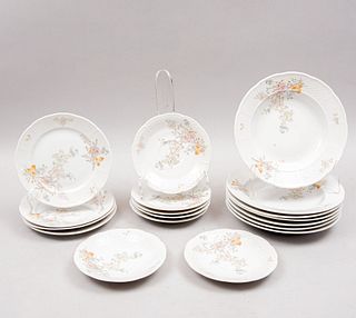 Lote de 18 platos. Checoslovaquia. Elaborados en porcelana Thun. Modelo Maria Louisa. Consta de: 7 platos base, 4 para pan, 7 para sopa
