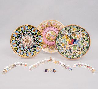 Lote de 42 piezas. Diferentes orígenes. SXX. En porcelana y cerámica vidriada. Algunos Limoges y Bavaria. Consta de: 38 dedales, otros.