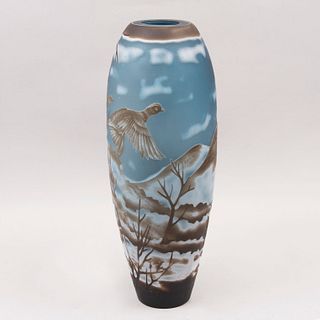 Florero. China. Siglo XX. Elaborado en cristal de camafeo. Decorado con paisaje montañoso y aves.