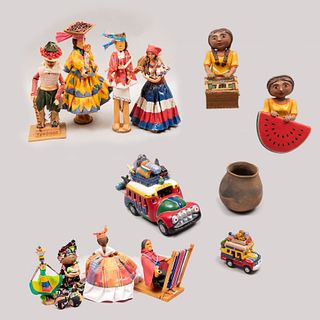 Lote de 12 muñecas y figuras decorativas. Diferentes orígenes. Siglo XXI. En madera tallada, tela, barro, papel maché, madera y pasta.
