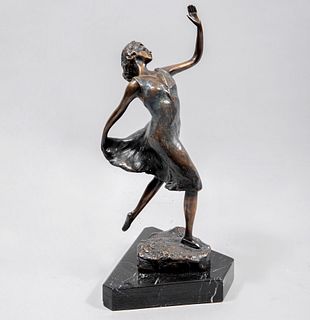 ALI Mujer Firmada Fundición en bronce patinado Con base de mármol negro jaspeado  52 x 23 x 30 cm con base