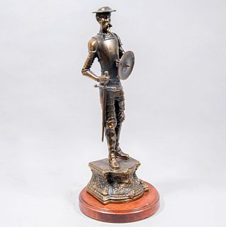 Don Quijote Siglo XX. Elaborado en antimonio. Con base de madera tallada.  55.5 x 16.5 x 14 cm