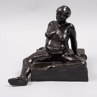 FIRMA SIN IDENTIFICAR Mujer sentada Fundición en bronce patinado Con base rectangular  22 x 24 x 21 cm con base