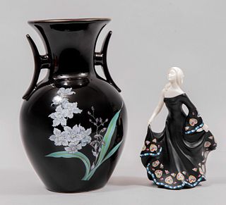 Lote de 2 piezas. España y Japón. Siglo XX. Figura de dama en resina Nadal, seriada 2541 con caja original y jarrón en porcelana.
