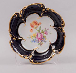 Platón. Alemania. Siglo XX. Elaborado en porcelana JLMenau Graf Von Henneberg. Seriado 524/5. Decorado con elementos florales.
